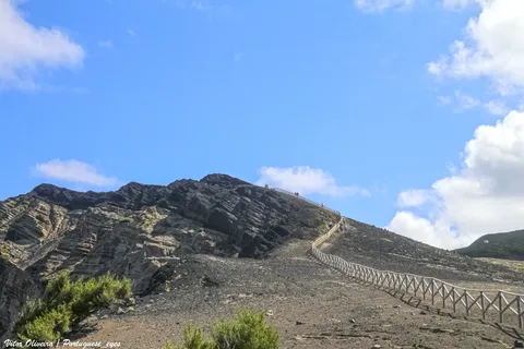 Les pentes grises et nues du volcan de Capelinhos, à la pointe ouest de Faial, au bord de l’Atlantique