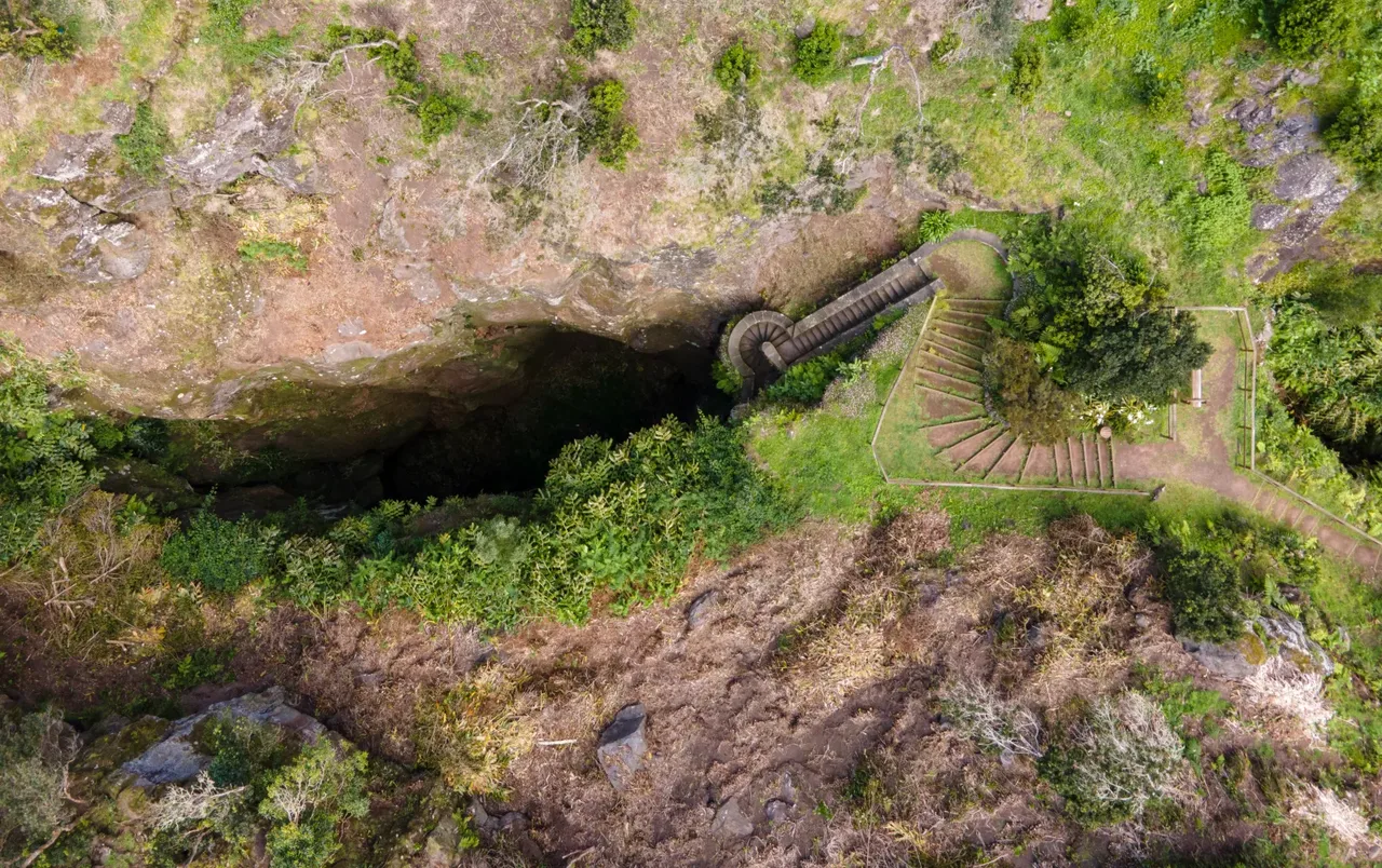 Luchtfoto van de Caldeira van Graciosa, de krater met de grot Furna do Enxofre
