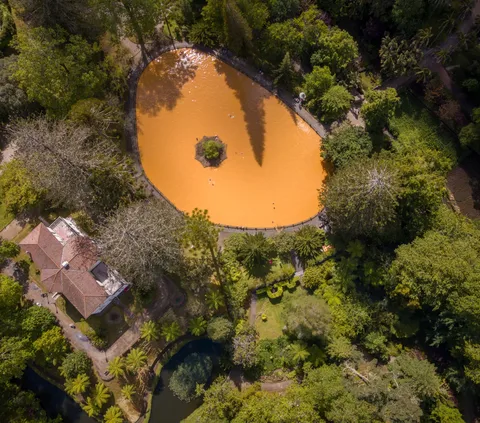Luchtfoto van het ijzerrijke, oranje thermale bad in Parque Terra Nostra in Furnas