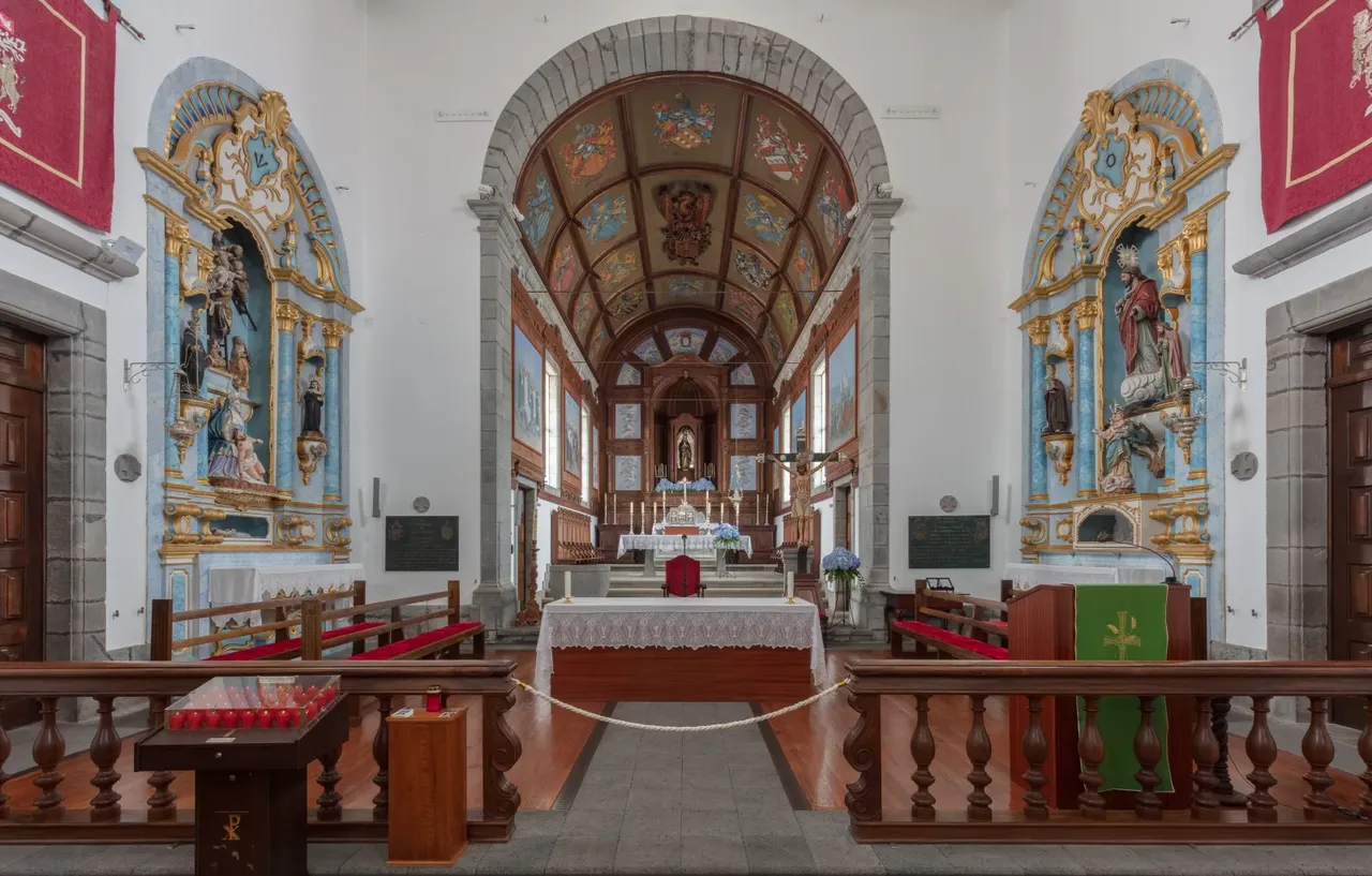 L’intérieur de l’église de Nossa Senhora das Angústias à Horta, avec ses autels latéraux dorés et son plafond peint