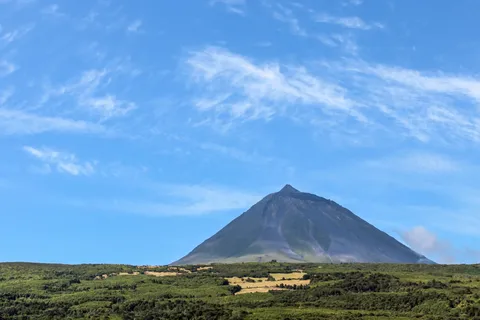 Der hohe Vulkankegel des Pico erhebt sich über der Insel Pico