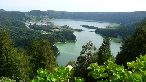 Les lacs vert et bleu de Sete Cidades vus depuis le belvédère de Vista do Rei, avec le village au bord de l’eau