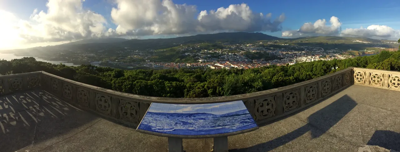 Panorama van Angra do Heroísmo en de baai, gezien vanaf de hellingen van Monte Brasil