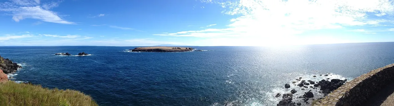 El Ilhéu do Topo, un islote rocoso frente a la punta este de São Jorge.