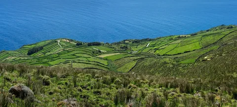 El cráter verde del Caldeirão, la imponente caldera de Corvo.