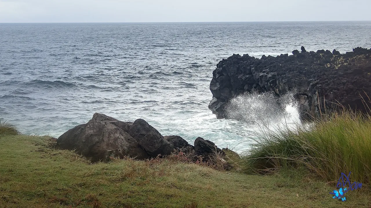 Olas rompiendo contra acantilados de lava negra en la costa de São Miguel.