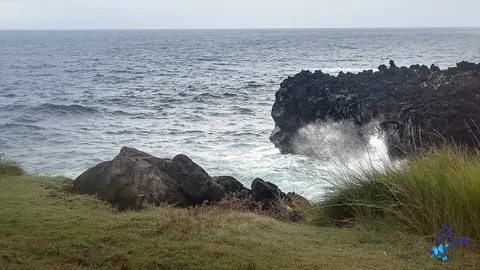 Onde che si infrangono contro scogliere di lava nera sulla costa di São Miguel.