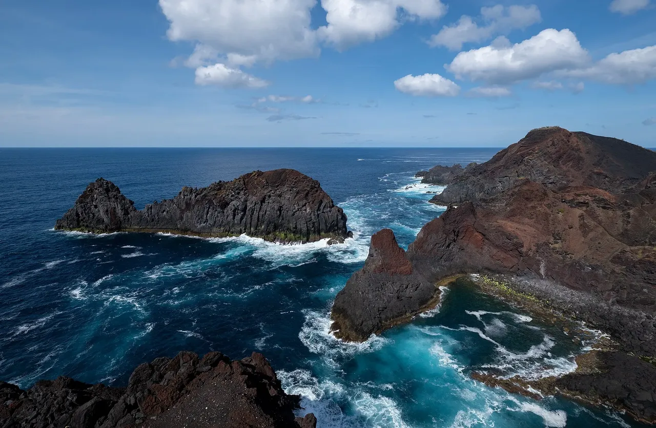 El Ilhéu da Baleia, un islote rocoso frente a la costa de Graciosa.