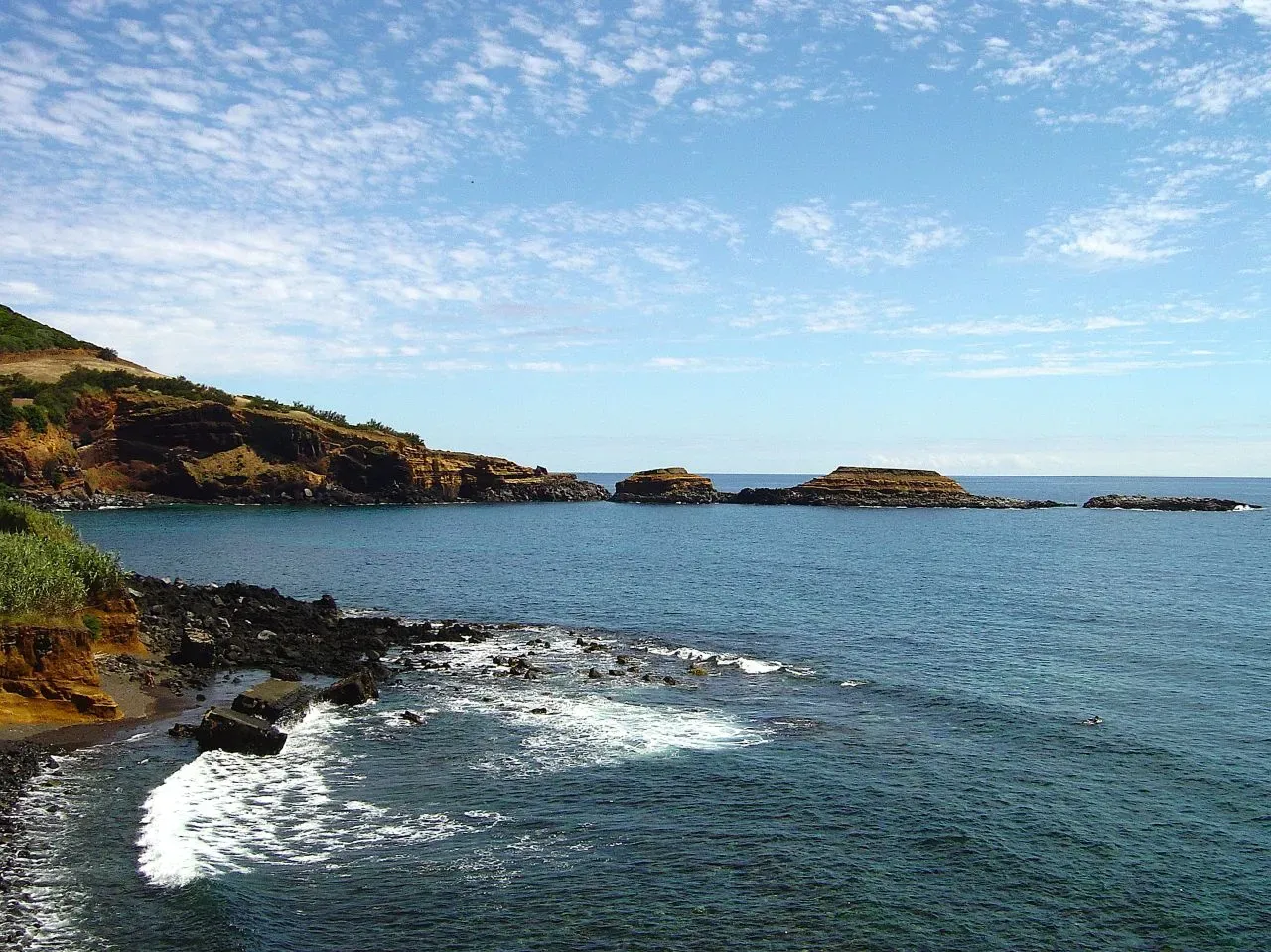 La costa lavica frastagliata della Baía das Mós, a Terceira.
