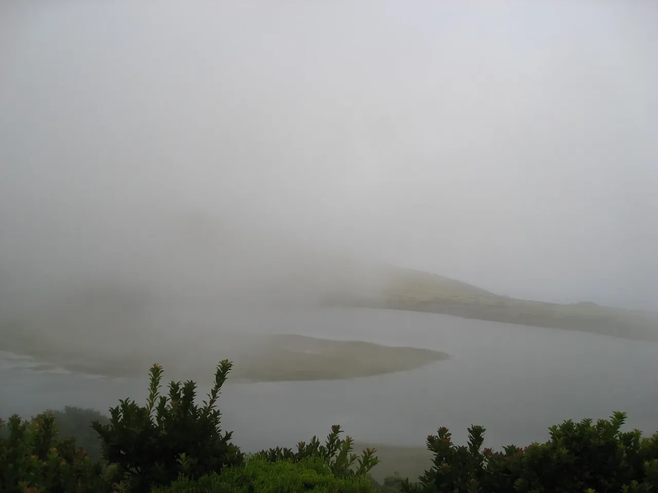 Ein See im Inneren eines Vulkankraters im Hochland von Pico.