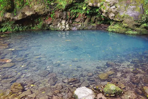 Ein klares, blaues Becken unterhalb des Wasserfalls Salto da Farinha.