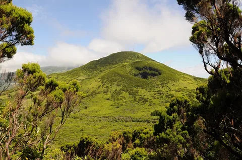 Der Vulkankegel von Capelo auf der Insel Faial.