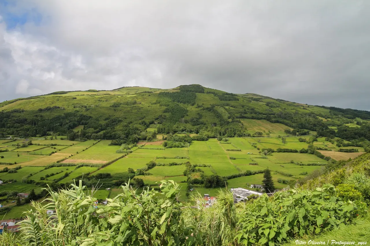 Tierras de cultivo verdes en un valle cerca del pueblo de Ribeirinha, en Faial.