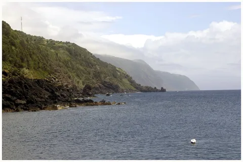 Zerklüftete Lavaküste bei Calheta auf São Jorge.