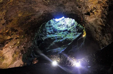 Im Inneren des vulkanischen Schlots von Algar do Carvão auf Terceira.