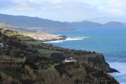 Grünes Küstenackerland über dem Meer auf São Miguel.