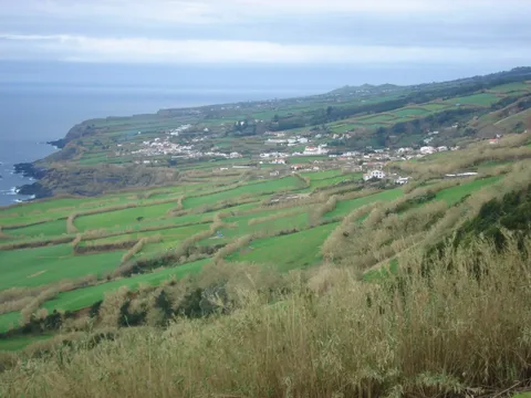 Groene terrasvormige velden boven de kust bij Feteiras, São Miguel.