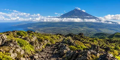 The trail up Montanha do Pico