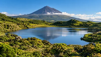 Lagoa do Capitão reflecting Mount Pico