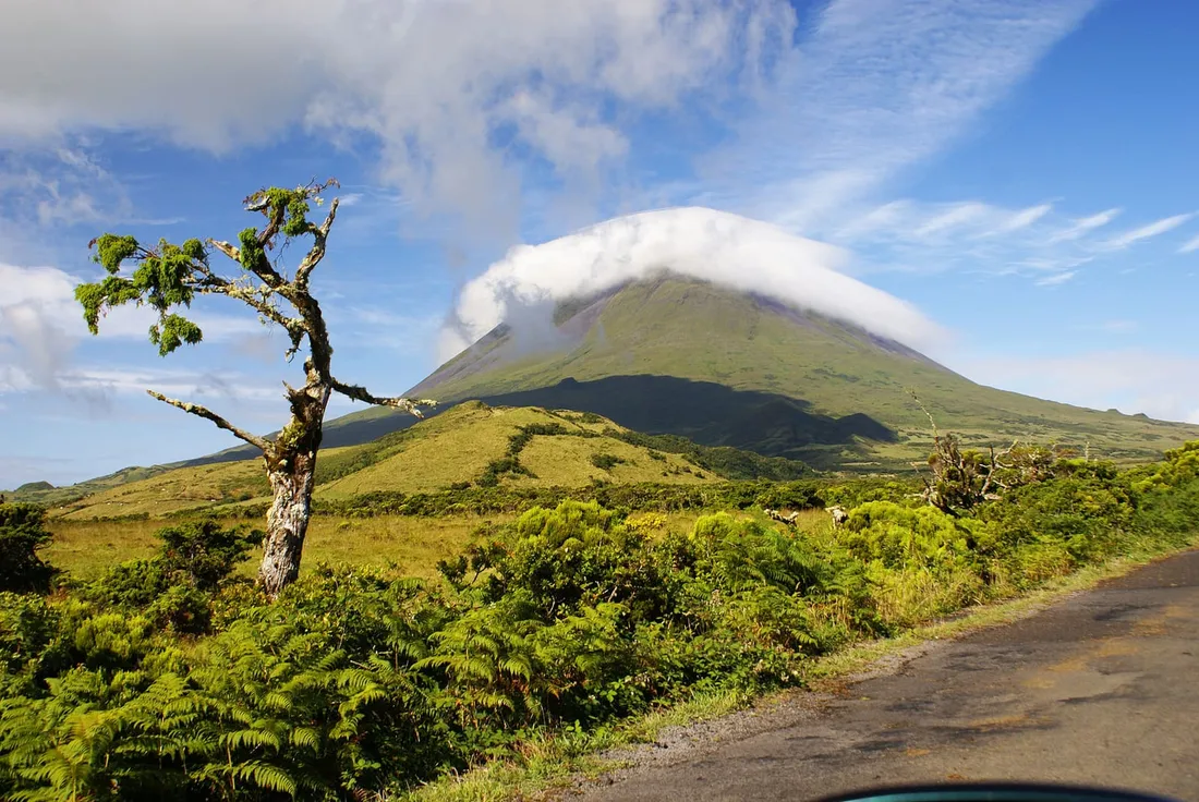 Le mont Pico s'élevant au-dessus des nuages, Açores