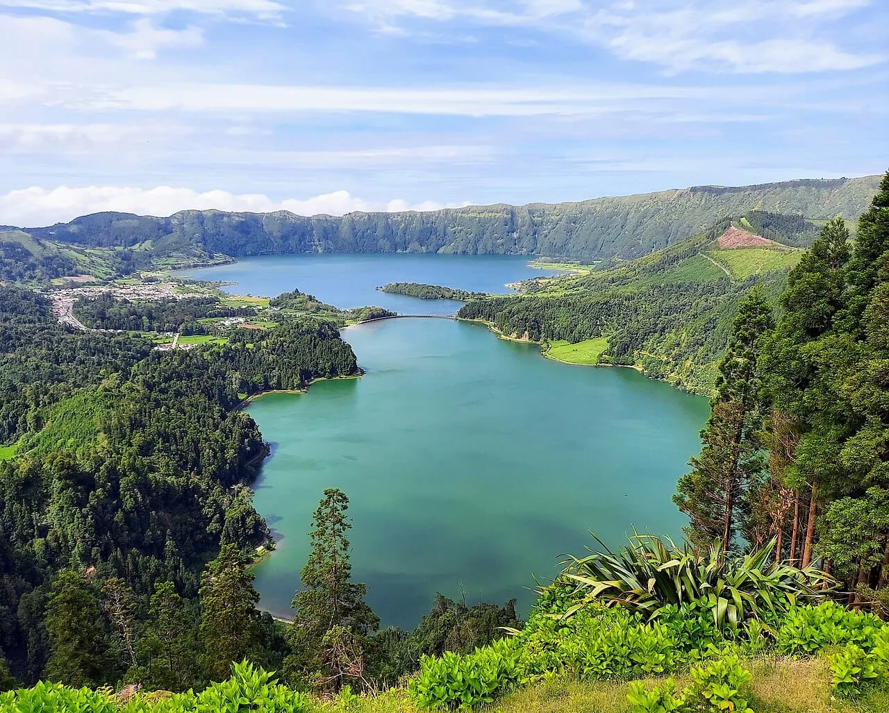 Collines volcaniques verdoyantes de l'île de São Miguel, Açores