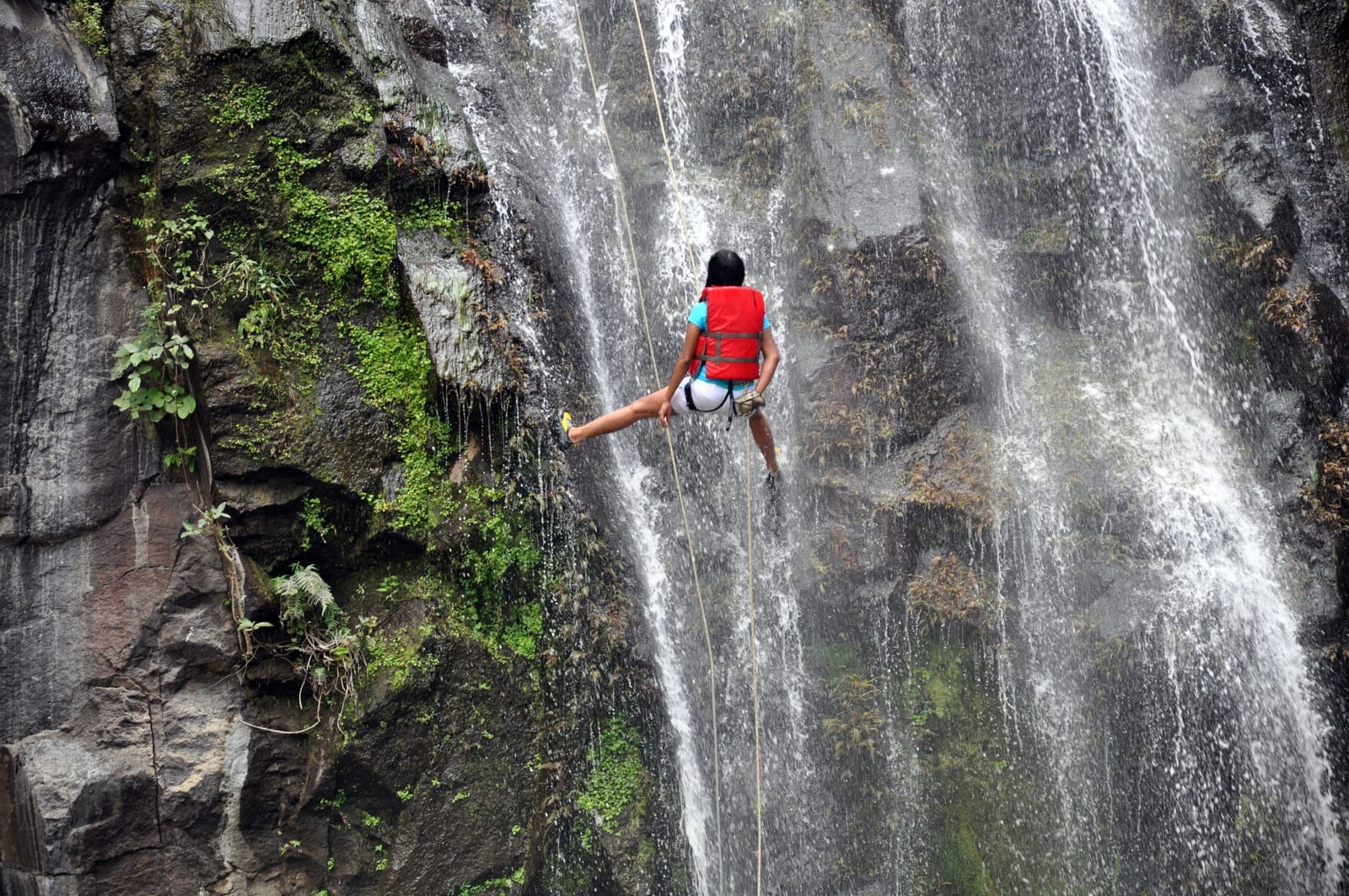 Un guide en rappel sur une cascade à Ribeira dos Caldeirões